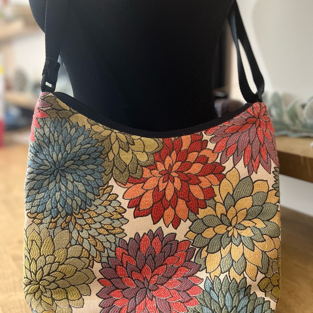 Danny K. Floral Patterned Tapestry Handbag w/Black Velour Accents - Picture 4 of 7
